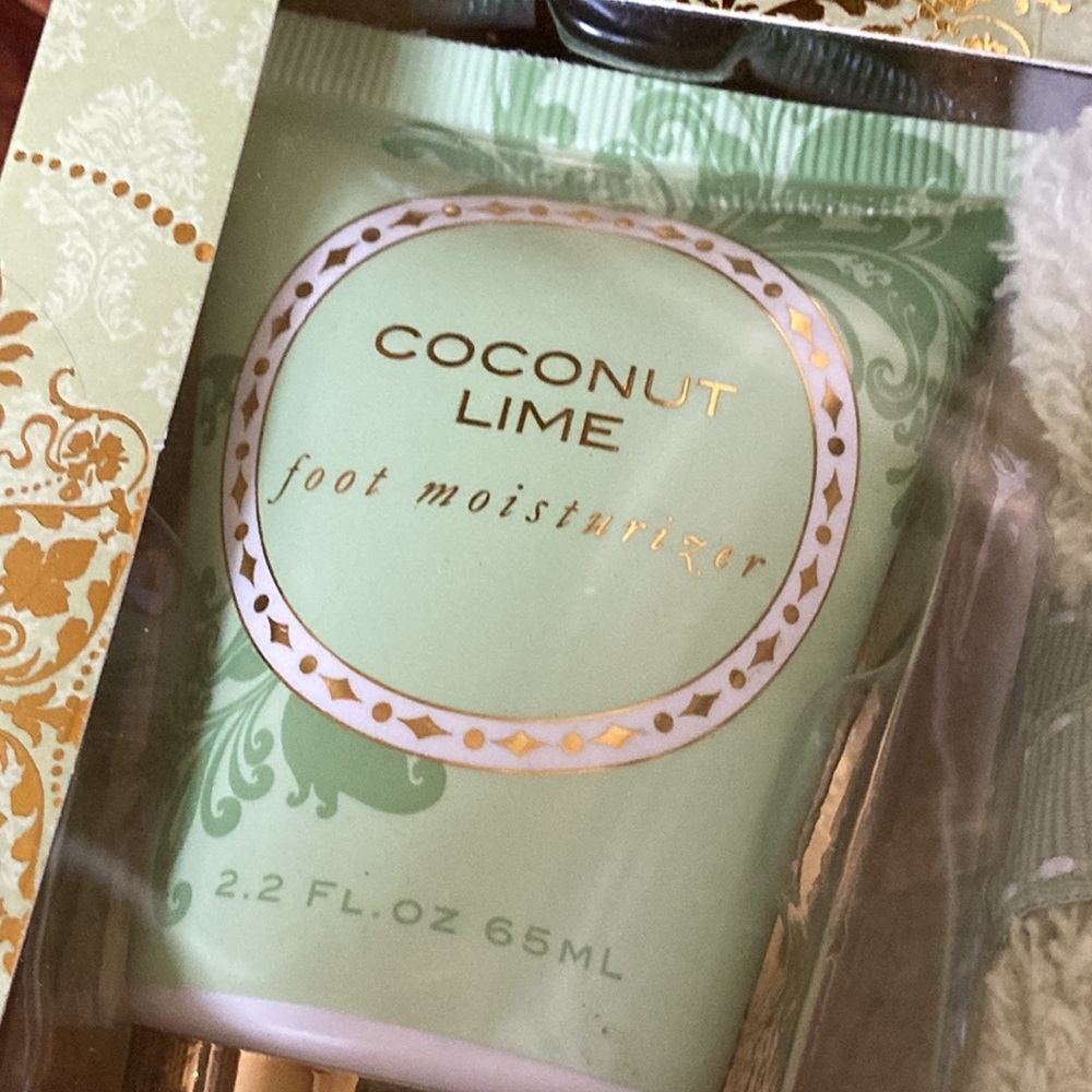Coconut Lime Foot Moisturizer and Spa Sock Set NWOT
